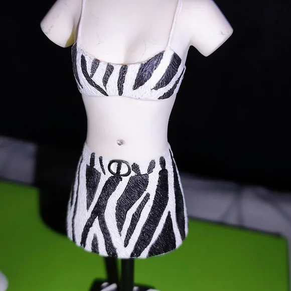 Neiman Marcus Collection of 4 dress forms 5 inches - Picture 4 of 6